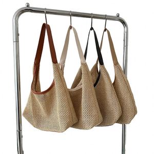 Bolso bandolera geométrico para mujer hecho a medida con cadenas de PU de lujo, forro de poliéster, cierre de cremallera y logotipo. - Product Image 1
