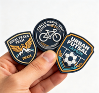 Patch de football 3D personnalisé, écologique et souple, imprimé en PVC, PU, caoutchouc, feutre, tissu, pour vêtements, chapeaux, broderie, thermocollant, cadeaux