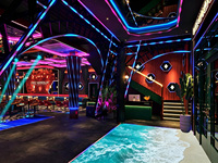 Conception d'intérieur clé en main pour boîte de nuit cyberpunk avec mobilier de bar personnalisé, comptoirs LED, cabines VIP et aménagement commercial