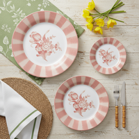 Service de table élégant en porcelaine rose poudré à motifs floraux - Assiettes en céramique fine à bordure rayée romantique pour mariage