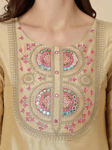 Últimos diseños de conjuntos de kurta, pantalón y dupatta para mujer, color beige, bordados, con estampado digital en chanderi, hechos a mano, personalizados al por mayor. - Product Image 4