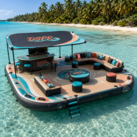 Plateforme flottante gonflable DSPR avec auvent pare-soleil, sièges-canapés et comptoir de bar pour les stations balnéaires lacustres et les salons en bord de mer
