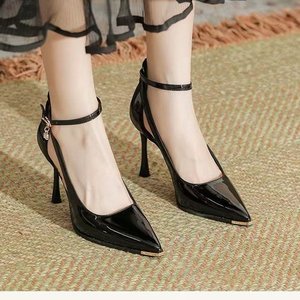 Scarpe con <span class=keywords><strong>Tacco</strong></span> a Spillo in Pelle Verniciata Nera, Cinturino alla Caviglia, Punta Affusolata, Dettaglio in Metallo Dorato, Charm in Cristallo, Eleganza Old Money, Collezione Autunno 2026, OEM - Product Image 4
