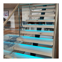 Escalier flottant préfabriqué moderne en acier au carbone à poutre unique avec marches en bois de hêtre et chêne, garde-corps en verre, durable, pour hall de villa, usage intérieur