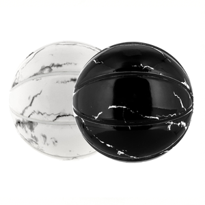 Ballon de basketball tendance effet marbre blanc/noir, personnalisable, surface miroir – Nouvelle collection - Product Image 4