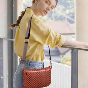 <span class=keywords><strong>Pochette</strong></span> tissée à motif <span class=keywords><strong>damier</strong></span> pour femme avec fermeture éclair à pompon, dragonne, sacoche pour téléphone portable, <span class=keywords><strong>mini</strong></span> porte-monnaie pour le quotidien et les voyages - Product Image 3