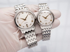 Reloj Redondo de Acero Inoxidable Plateado con Esfera Blanca, Números Romanos Dorados y Fecha, Omegaes - Product Image 2