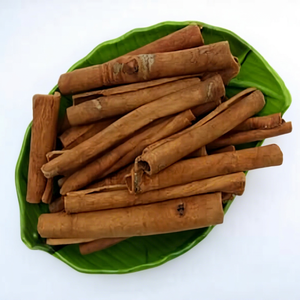 Bâtons de cannelle indienne fraîche, nouvelle saison, qualité supérieure, 100% naturelle, séchée, brute, provenant du Gujarat, pour importateurs et distributeurs mondiaux, alimentation - Product Image 1
