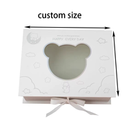 Boîte cadeau rigide personnalisée en papier avec fenêtre en forme d'ours et fermeture à ruban pour vêtements de bébé, jouets et emballages cadeaux pour enfants