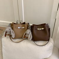 Nouveau sac seau en PU pour femme 2026 |   Sac à main bandoulière avec breloque lapin et pochette intérieure |   Sac à bandoulière tendance pour un usage quotidien