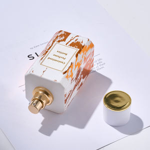 Botella de Vidrio Premium de 100 ml con Efecto Marmoleado, Base Pesada, Reutilizable, con Pulverizador, Tapa Metálica, Color Personalizado, para Amenidades de Hotel y Fragancias - Product Image 2