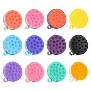 Brosse de massage du cuir chevelu en matériau PPTPE bicolore pour le bain et les soins capillaires avec des poils doux pour la stimulation du cuir chevelu - Product Image 1