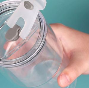 Gobelet en plastique réutilisable de 20 oz à double paroi avec poignée et paille, idéal pour les smoothies et les jus – Vente directe usine - Product Image 1