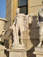 Statue de Saint George chevauchant un cheval tuant un dragon, sculptée à la main dans du marbre blanc