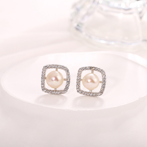 KAMMY Boucles d'oreilles clous tendance pour femme 6-6,5 mm, plaqué rhodium et platine, imitation perle avec design géométrique - Product Image 3