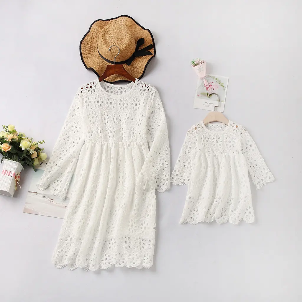 939 Fashion Family Matching Clothing Mother Daughter Dresses White Hollow Floral Lace Dress Mom Baby Girl Party Clothes