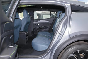 Dongfeng Peugeot 408x Berline Compacte 2025 1.5T Turbo Essence Boîte Automatique 5 Places Intérieur Clair Véhicule à Essence - Product Image 6