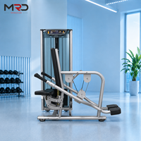 Máquina comercial de tríplice cabezal con selector para ejercicios de fuerza de brazos, ideal para gimnasios y clubes de fitness.