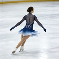 Robe de patinage artistique à col haut et manches longues, dégradé bleu et blanc avec strass, en tissu mesh pour compétition et spectacle sur glace (adultes et enfants)