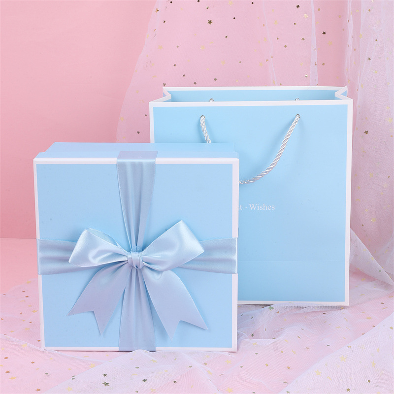 Nœud bleu ; 20,5*20,5*10 (boîte cadeau + sac cadeau)