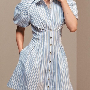 เดรสสั้นปรับแต่งได้ ดีไซน์หรูหรา สไตล์ลำลองสำหรับผู้หญิง ชุดเดรสฤดูร้อน กระดุมแถวเดียว ปกเสื้อแบบอ่อนโยน ลายทาง มีกระเป๋า สีธรรมชาติ - Product Image 3