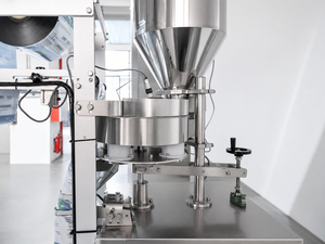 Machine d'emballage verticale compacte à trois soudures latérales, équipement automatique <span class=keywords><strong>de</strong></span> remplissage et d'emballage <span class=keywords><strong>de</strong></span> sachets pour riz, <span class=keywords><strong>sucre</strong></span>, noix mélangées et granulés - Product Image 4