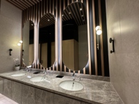 Miroir de salle de bain LED de luxe 5 étoiles avec éclairage, taille personnalisable, commande tactile, indice de protection IP44, miroir mural