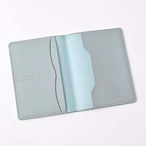 Porte-passeport en cuir élégant avec blocage RFID, étui de voyage élégant pour hommes et femmes - Product Image 3