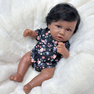Muñeca bebé de simulación con cabello rizado de 12 pulgadas y ropa floral, muñeca reencarnada, muñeca de piel negra afroamericana - Product Image 6