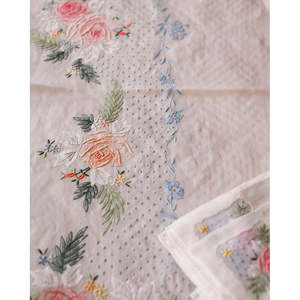 Mantel de Organza de Lino con Rosas Bordadas Alessandratermoli, 12 Servilletas, Rectangular, Diseño a Rayas, Técnica No Tejida para Hoteles - Product Image 2