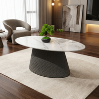 Table basse ronde de luxe en marbre blanc avec base conique cannelée grise pour salle d'attente de bureau sophistiquée