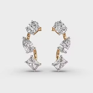 Nouvelles boucles d'oreilles pendantes en diamant scintillant dorées pour les mariées, conçues pour compléter votre robe le jour du grand jour à un prix abordable - Product Image 1