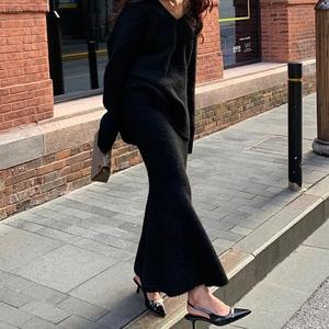 Conjunto de 2 Piezas Casual para Mujer, Suéter de Punto Suave con Cuello en V, Falda de Cola de Pez de Cintura Alta, Estilo Invernal Premium - Product Image 3