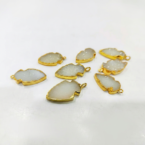 Connecteurs Cabochon en forme de pointe de flèche en pierre gemme Druzy blanc naturel 30x15mm, avec monture à boucle unique en laiton pour la fabrication de bijoux - Product Image 1