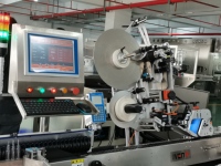 Machine d'étiquetage entièrement automatique à adhésion automatique pour l'industrie des sciences de la vie