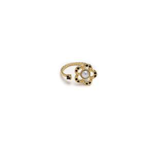 Anillo de Moda Chapado en Oro PVD, Acero Inoxidable 316L, Resistente y Sostenible, Diseño de Flor con Centro de Perla - Product Image 1