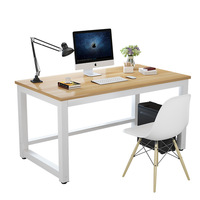 Bureau d'ordinateur en bois clair avec structure en métal noir, poste de travail simple pour bureau à domicile