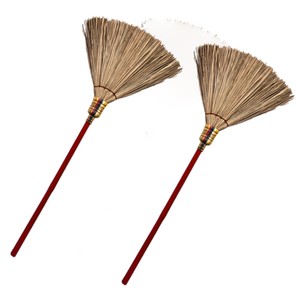 Balai classique à manche en bois avec poils en herbe naturelle, moyen, durable, pour le balayage des sols domestiques, 45 pouces et plus - Product Image 1