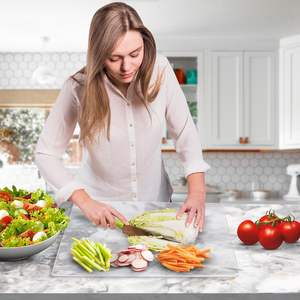 Planche à découper en acrylique épais multifonction transparente de qualité alimentaire, antidérapante, avec rebord pour le comptoir de cuisine, pour hacher - Product Image 6