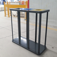 Poubelle de tri à trois compartiments en métal, unité de tri des déchets en acrylique à code couleur, bac à déchets extérieur pour les espaces publics et commerciaux des places publiques