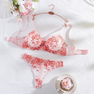 Ensemble soutien-gorge et culotte rose transparent, séduisant, brodé de fleurs et ajouré, qui dégage un style sexy et - Product Image 1
