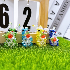 Llaveros de conejito y zanahoria personalizados, regalo promocional, regalos de cumpleaños para niñas, colgante para bolso de niña, llavero de conejo hecho a mano - Product Image 1