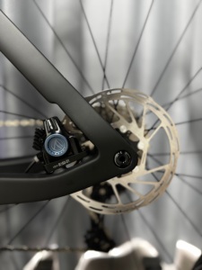 KOZO 2 Vélo de Route en Fibre de Carbone 700C avec Freins à Disque, Dérailleur Électrique Sans Fil, 24 Vitesses - Product Image 3