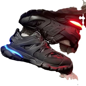 รองเท้าผ้าใบคุณภาพสูงรุ่น Track 3.0 พร้อมไฟ LED สำหรับผู้ชายและผู้หญิง รองเท้าวิ่งกีฬา รองเท้าวิ่ง LED รุ่น Track 3.0 รองเท้าผ้าใบสไตล์เรโทร - Product Image 1