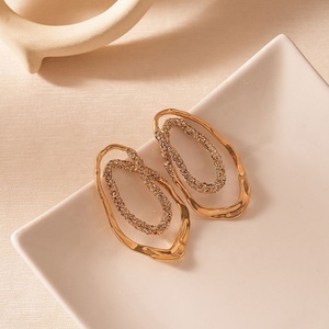 Boucles d'oreilles asymétriques de niche haut de gamme, style européen et américain, en argent plaqué or véritable, avec aiguille en argent et incrustations de diamants, géométriques tendance - Product Image 4