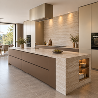Cuisine Modulaire Moderne Sur Mesure Sans Poignées, Grand Îlot, Plan de Travail en Quartz de Luxe, Éclairage LED, Projet Complet pour Villa