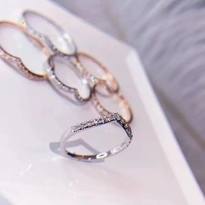 Xinfly Tarnish Free Exquisite Jewelry Classic V-shape Unique Design Lady Diamond Solid Gold 18K <b>Finger</b> <b>Ring</b> - Product Image 1