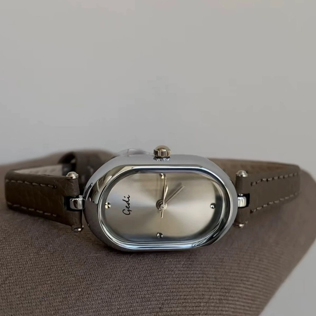 High-quality Women's Wristwatch - Simple and Versatile Elliptical Quartz Women's Watch - Ideal Gift for Her