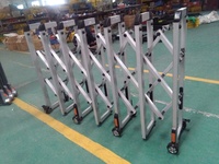 Barrière de stationnement rétractable en aluminium QG-Z1701 portable trafic sécurité routière barricade routière de contrôle des foules pour l'utilisation de Concerts d'aéroport