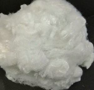 Fibre de polyester vierge de haute qualité 64 mm, blanc brut, issue de copeaux de PET vierges d'origine vietnamienne, pour applications de rembourrage - Product Image 1